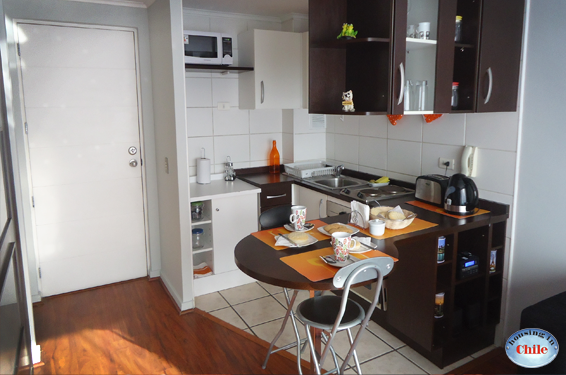 PF-RS2: Vista de la cocina y de acceso al apartamento