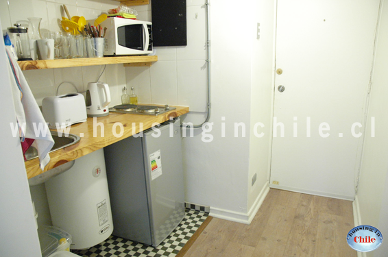 PF-TS: Vista de la puerta de acceso al apartamento junto a cocina