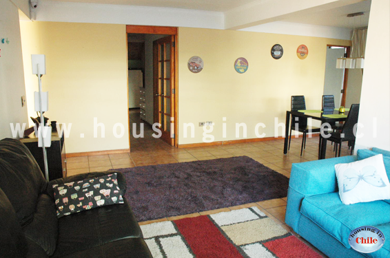 RE-CG: Sala y vista de pasillo hacia habitaciones