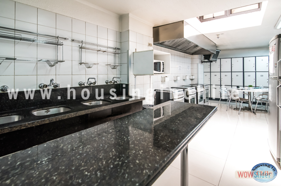 RE-AM: Access to a equipped kitchen