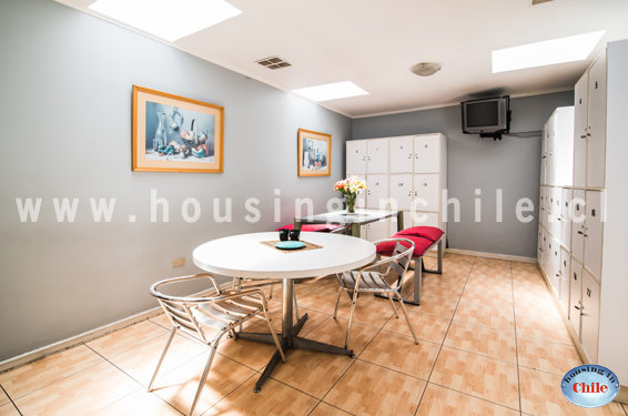 RE-OR: Dining area with lockers