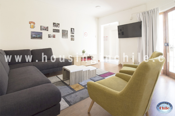 RE-RY: Lounge with TV and view to the main access